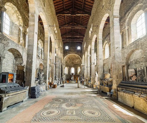 1200px-Musée_archéologique_Église_de_Saint-Pierre