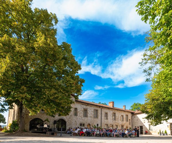 MYTHIQUE / Du 20 août au 3 septembre MMXXIII à La Côte-Saint-André - Isère / Très ancré sur le territoire, le Festival Berlioz est un événement de premier plan de l’été musical en France et un modèle de l’engagement du Département de l’Isère dans une politique culturelle forte et ambitieuse. La programmation 2023 nous fait une nouvelle promesse, celle d’une édition mythique !
Tous les jours, à La Côte-Saint-André, les plus grandes pages de la musique classique seront interprétées