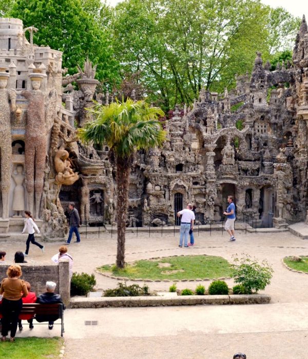 Palais-Ideal-du-Facteur-Cheval_Benoit-Prieur_Wikimedia-scaled