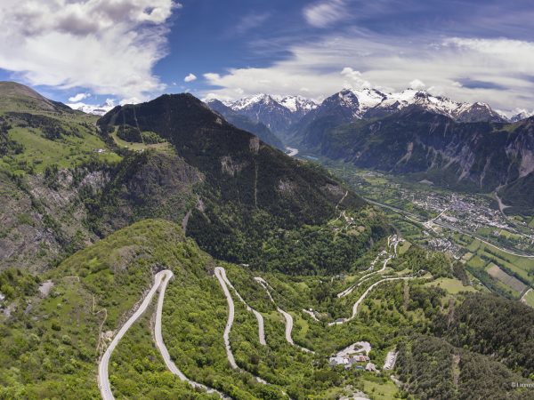 Photo Laurent Salino / Alpe d'Huez Tourisme

cyclotourisme, montée de l'Alpe d'Huez, 21 virages, vue aérienne