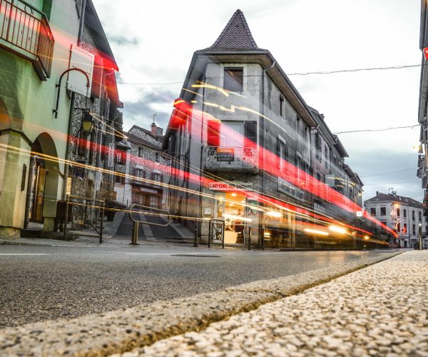 des-boutiques-nombreuses-et-variees-bordent-la-grande-rue-principal-axe-de-la-cite-aujourd-hui-photo-le-dl-clara-goubault-1668261038