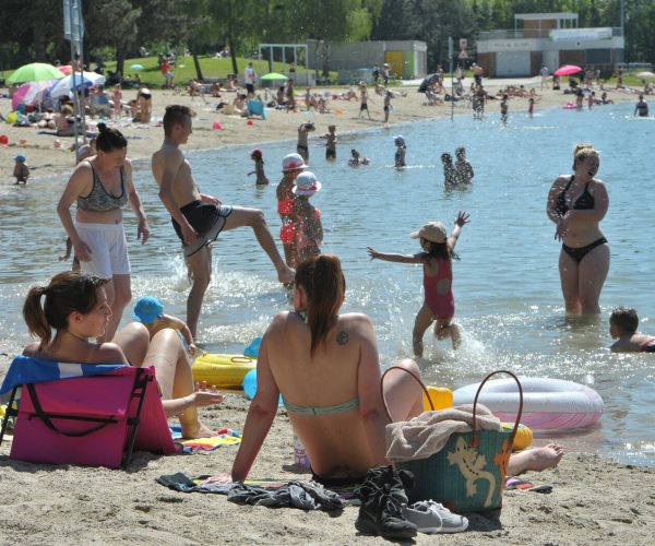 mercredi-en-famille-sur-la-plage-ensoleillee-du-lac-achard-photo-dna-michel-frison-1495049991